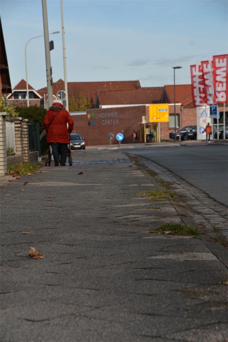 Langen: Leher Landstraße wird zur Baustelle Weil der Gehweg an der Leher Landstraße teilweise zur Stolperfalle wird, soll er nun saniert werden.