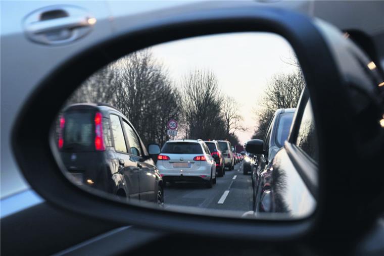 Weil der Kreuzungsbereich B 212/Großensieler Straße am Mittwoch asphaltiert wurde, mussten Autos und Lastwagen mithilfe von Ampeln an der Baustelle vorbeigeführt werden. Das bremste den Verkehr auf der Umleitungsstrecke spürbar aus.