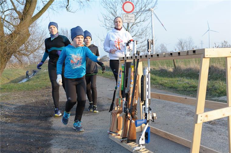 Weil der Schnee fehlt, sind sie Sommerbiathleten: Mit Turnschuhen hinterm Deich in Bremerhaven.