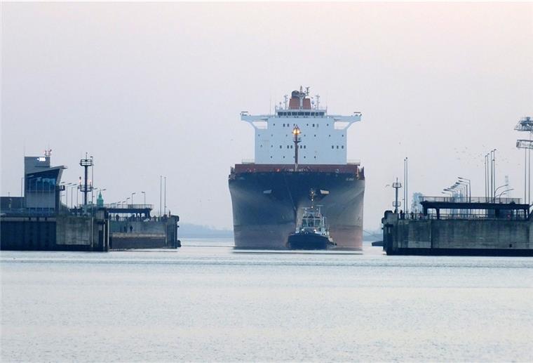 Erste Dockschleusung hat geklappt Weil die „Al Kharj“ länger als die Kaiserschleuse ist, passierte das Containerschiff bei zeitgleich geöffnetem Außen- und Binnenhaupt mit einer sogenannten Dockschleusung die Schleuse. Für Reparaturarbeiten liegt das Schiff jetzt an der Westkaje und wird in 14 Tagen wieder auslaufen. Foto: Eckardt