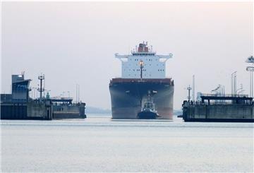 Weil die „Al Kharj“ länger als die Kaiserschleuse ist, passierte das Containerschiff bei zeitgleich geöffnetem Außen- und Binnenhaupt mit einer sogenannten Dockschleusung die Schleuse. Für Reparaturarbeiten liegt das Schiff jetzt an der Westkaje und wird in 14 Tagen wieder auslaufen. Foto: Eckardt