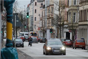 Weil die Häuser auf beiden Seiten des mittleren Teils der Rickmersstraße enger zusammenrücken, ist dort nach Einschätzung der Behörden zu wenig Platz, um den Verkehr während Bauarbeiten dieses und nächstes Jahr direkt an der Baustelle vorbei zu leiten. Deswegen wird die Leher Hauptverkehrsstraße während der Bauarbeiten voll gesperrt. Der Verkehr wird umgeleitet.