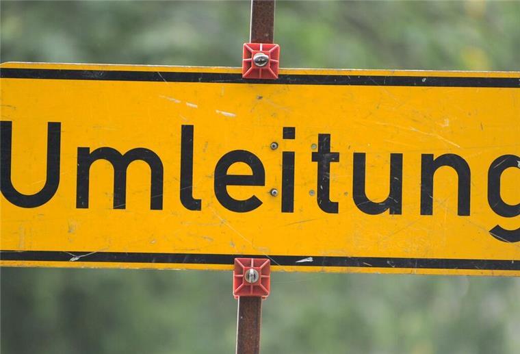 Ein Straßenschild mit der Aufschrift "Umleitung"