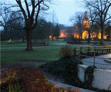 Weil die spärlichen Beleuchtungseinrichtungen in der Mitte des Parks bei Dunkelheit eher Positionslampen ähneln, ist der Lichtschein von Kloster, Kirche und Amtsgericht in Zeven wenigstens eine kleine Orientierungshilfe.