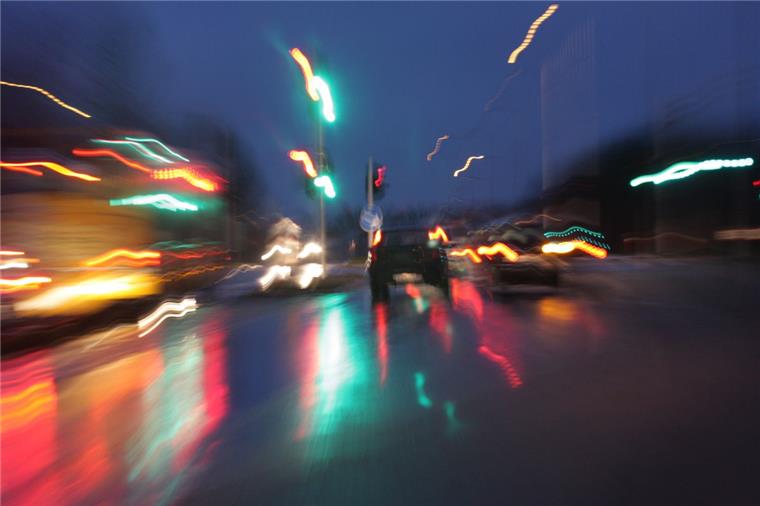 Bremerhaven: Steckengeblieben - Stau in der Lessingstraße Weil ein Auto in der Lessingstraße in Bremerhaven seinen Dienst verweigerte, bildete sich am Abend des 24. Dezember ein langer Rückstau.