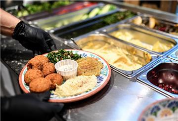 Weil ein Falafel-Gericht in einem Imbiss in Bremen teurer geworden ist, wurde ein Kunde sauer.