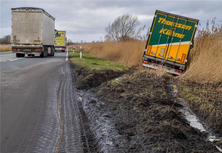 Weil ein Lastwagen geborgen werden musste, wurde die B437 am Wesertunnel in beide Richtungen gesperrt.