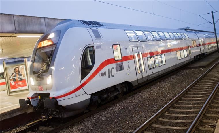 Purer Leichtsinn: Mann sorgt für IC-Notbremsung bei 200 km/h Weil ein Mann leichtsinnig seine Beine ins Gleisbett baumeln ließ, musste ein Lokführer bei 200 km/h notbremsen.