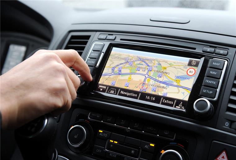 Weil ein Mietwagenfahrer beim Bedienen des Infotainment-Systems mit 200 km/h unterwegs war und dabei einen Unfall verursachte, muss er für den Schaden aufkommen.