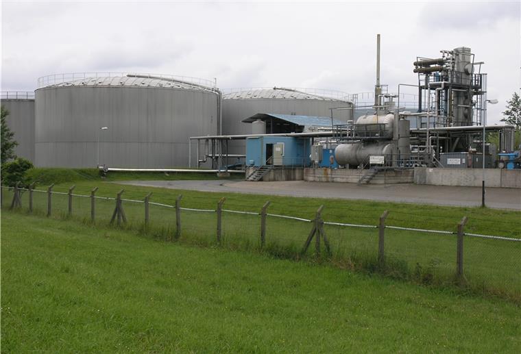 Weil ein Schlauch platzte, sind 500 Liter Bitumen in die Weser gelaufen.