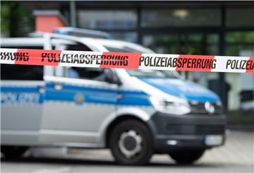 Ein Polizeifahrzeug hinter einem Absperrband