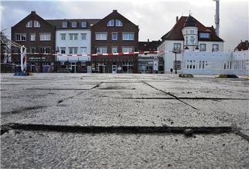 Weil einige Granitplatten auf dem Marktplatz zu Stolperfallen geworden sind, hat die Stadt einen etwa 15 mal 10 Meter großen Bereich in der Mitte des Marktplatzes angesperrt.