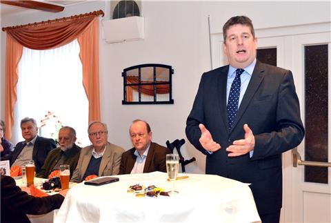 Weil er aus familiären Gründen aus der Gemeinde Loxstedt weg zieht, legt der CDU-Vorsitzende Thomas Thier (rechts) alle seine politischen Ämter nieder. 