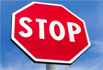 Weil er ein Stoppschild direkt vor den Augen der Beamten übersah, ging ein 42-jähriger alkoholisierter Autofahrer der Polizei Geestland ins Netz.