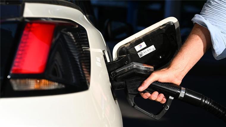 Tankanlage in Dorum von Autofahrer schwer beschädigt Ein Auto wird betankt.