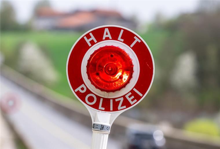 Flucht vor Polizei endet mit Unfall: 27-Jähriger prallt gegen Baum Weil er sich einer Verkehrskontrolle entziehen wollte, flüchtete ein 27-Jähriger in Nordenham vor der Polizei - und baute dabei gleich zwei Unfälle. (Symbolbild)