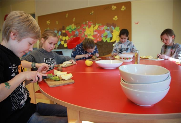 Grundschule Midlum: Führerschein für gesundes Essen "Weil es lecker schmeckt": Für Matteo (8, von links), Hanna (8), Mara (9), Mia (9) und Emily (9) von der Midlumer Grundschule gehört gesunde Ernährung zum Lehrplan.
