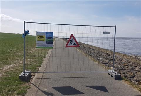 Weil Hinweisschilder allein nicht helfen, nutzt der Deichverband jetzt Zäune, um auf das Betretungsverbot seines Unterhaltungsweges für Fußgänger, Radfahrer und (Inline-)Skater aufmerksam zu machen. Verstöße können mit Bußgeld geahndet werden.