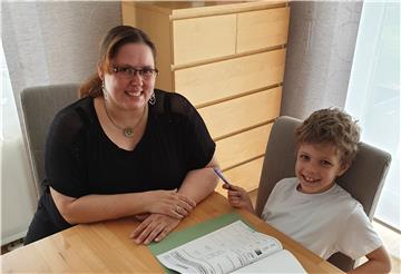Weil ihr die Erziehung ihrer Kinder am Herzen liegt, kommt für die Bremerhavenerin Bianca Rüssel (44, hier beim „Home-Schooling“ mit Sohn Marlon) nur ein Teilzeitjob in Frage.