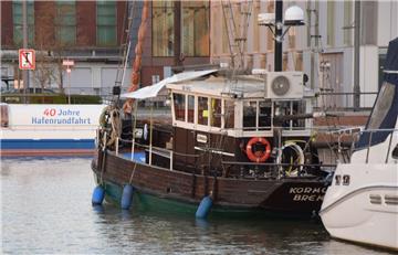 Weil laut Wasserschutzpolizei vermutlich die Lenzpumpe ausgefallen ist, hat ein im Neuen Hafen von Bremerhaven liegender Kutter Wasser genommen. Die Feuerwehr löste das Problem.