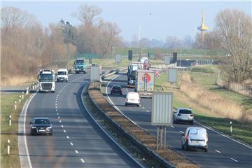 Weil rund um den Wesertunnel derzeit viel Gülle ausgebracht wird, stinkt es in der Region. Das brachte am Donnerstag den Verkehr zum Erliegen. 