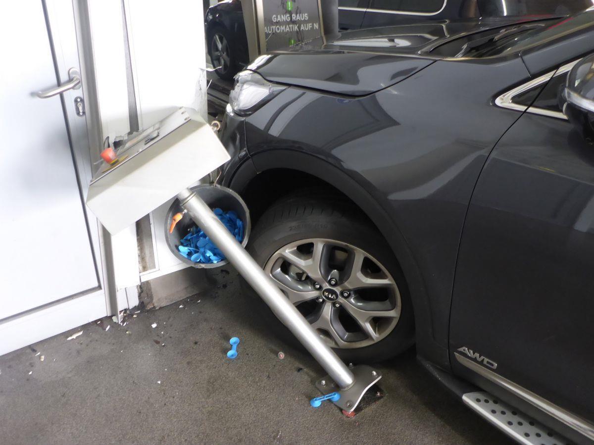 Weil sie Gas- und Bremspedal verwechselte, ist eine Autofahrerin in eine Waschanlage gekracht. 