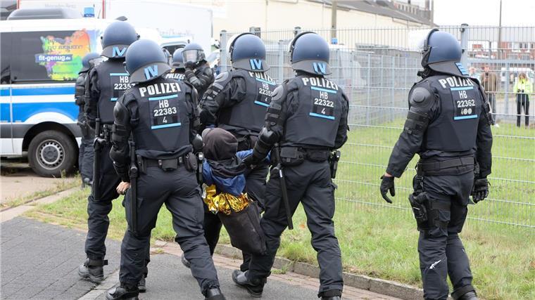 Weil sie ihre Vermummung nicht ablegen wollten, sind einige Protestierende weggetragen worden. 