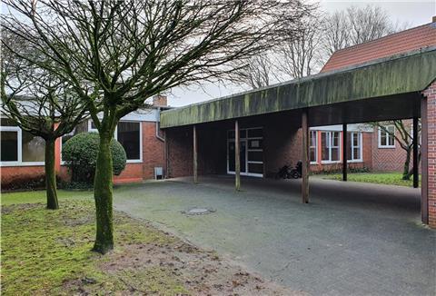 Der Eingangsbereich der Turnhalle Dedesdorf-Eidewarden. 