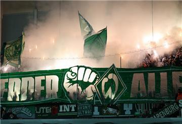 Bremer Fans zünden Pyrotechnik.