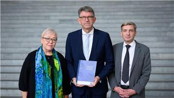 Weimer stellte seine neue Konzeption zusammen mit der SED-Opferbeauftragten Evelyn Zupke und Uwe Neumärker, Direktor der Stiftung Denkmal für die ermordeten Juden Europas, vor.