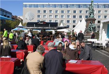 Weinfest auf dem Theodor-Heuss-Platz in Mitte. Foto: Scheer