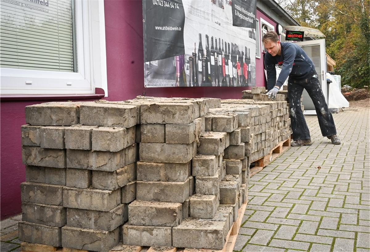 Durstrecke für das Geschäft mit dem Durst Weinhändler Jan Ahlfeld muss derzeit kräftig mit anpacken. Er will seine Verkaufsfläche am Langener Standort vergrößern, um unabhängiger von Veranstaltungen zu werden.