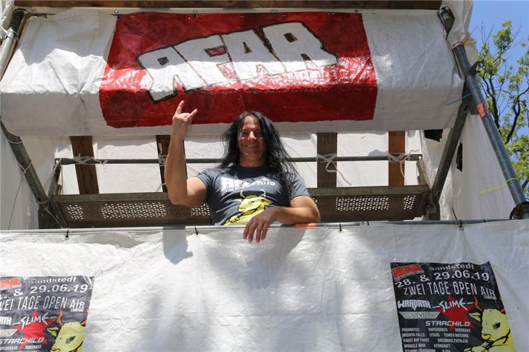 Ein kleines bisschen "Wacken": Rock-Festival für Tierrechte in Offenwarden startet Weiß, wie man richtig rockt: Andreas Zemke setzt sich mit dem Festival „Rock for Animal Rights“ für die Tierrechte ein.