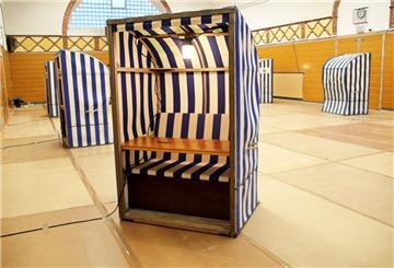 Weißblaue Strandkörbe stehen als Wahlkabinen in einem Wahllokal auf der ostfriesischen Insel Norderney.