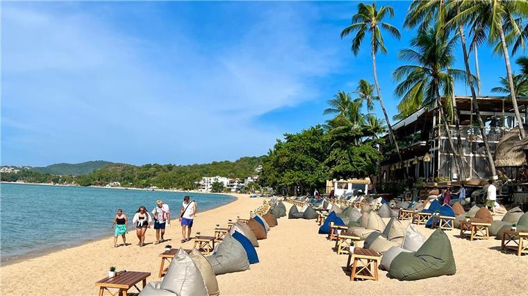 Der White-Lotus-Effekt: „Set-Jetter“ als Segen oder Fluch? Weiße Strände und Kokospalmen - das lockte einst die Rucksacktouristen nach Koh Samui. Heute ist die Insel ein Massenziel geworden. (Archivbild)