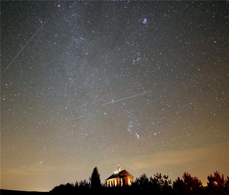 Weißrussland, Zagorie: Sternschnuppen sind am nächtlichen Himmel zu sehen. Die Meteoriten gehören zu den Geminiden die alljährlich im Dezember am Nachthimmel zu beobachten sind.
