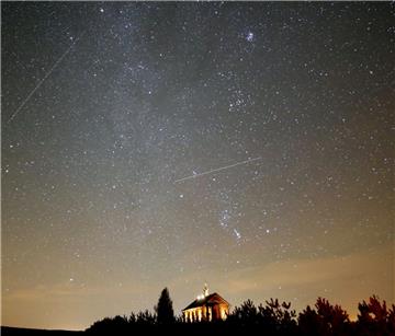 Weißrussland, Zagorie: Sternschnuppen sind am nächtlichen Himmel zu sehen. Die Meteoriten gehören zu den Geminiden die alljährlich im Dezember am Nachthimmel zu beobachten sind.