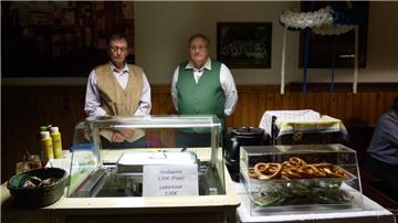 Weißwurst und Leberkäse dürfen nicht fehlen. Oktoberfest in Nordholz. Foto: Heid