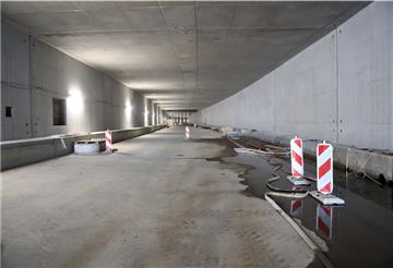 Weit und breit keine Arbeiter im Hafentunnel. Die Arbeiten ruhen in großen Teilen seit Wochen, weil es Streit um die Qualität der Entwässerungsanlagen sowie Höhe und Lage der Bordsteine gibt.