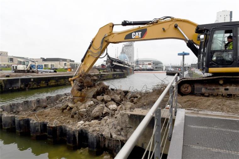 Abwracken der "Seute Deern": Vorbereitungen gehen weiter Weiter geht es mit den Vorbereitungen zum Verholen der "Seute Deern" in Bremerhaven. Die Zufahrt muss verbreitert werden.