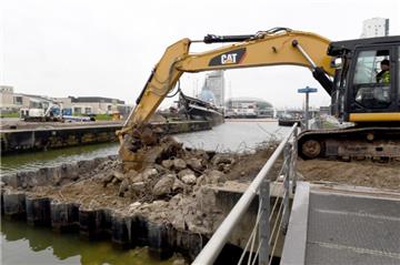 Weiter geht es mit den Vorbereitungen zum Verholen der "Seute Deern" in Bremerhaven. Die Zufahrt muss verbreitert werden. 