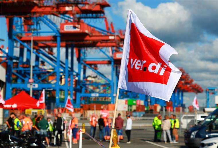 Hafenarbeiter: Tarifvertrag unter Dach und Fach Verdi-Flagge vor Containerbrücken