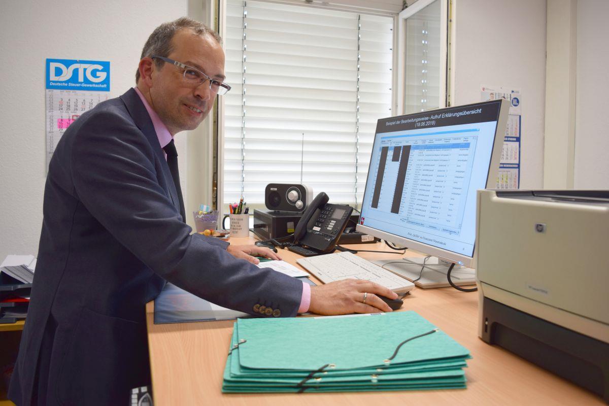 Steuererklärung: Finanzamt Wesermünde schaltet den Turbo ein Weitgehend automatisch soll die Prüfung der Steuererklärungen laufen, wie Projektleiter Frank Janßen zeigt.
