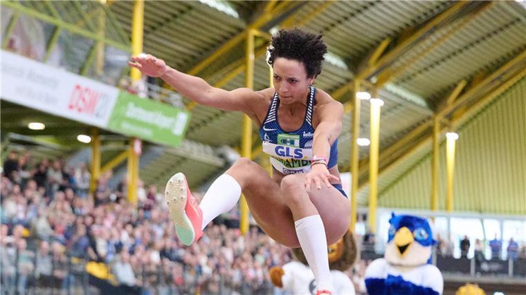 Weitspringerin Malaika Mihambo tat sich bei der Hallen-DM in Dortmund schwer.