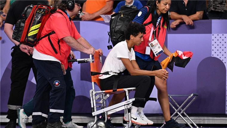 Weitspringerin Malaika Mihambo verließ das Stade France im Rollstuhl und beendete nun vorzeitig ihre Saison.