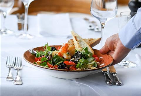 Ein Salat-Teller wird in einem Restaurant serviert. 