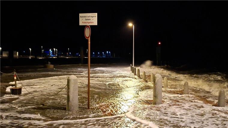 „Joshua“ pustet übers Land - Sturmflut im Norden erwartet Wellen überspülen die Promenade in Wilhelmshaven.