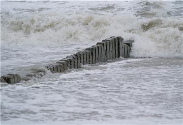 Wellen schlagen am Strand von Westerland über die Buhnen, die als Wellenbrecher in den Sand eingelassen sind.