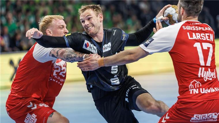 Füchse Berlin legen Grundstein zum Einzug ins Final Four Welthandballer Mathias Gidsel kämpft sich durch die Aalborg-Deckung