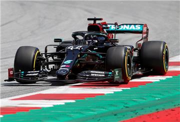Weltmeister Lewis Hamilton unterstützt die „Black-lives-matter“-Bewegung. Als Signal für mehr Vielfalt lackierte Mercedes den Silberpfeil für diese Saison schwarz.